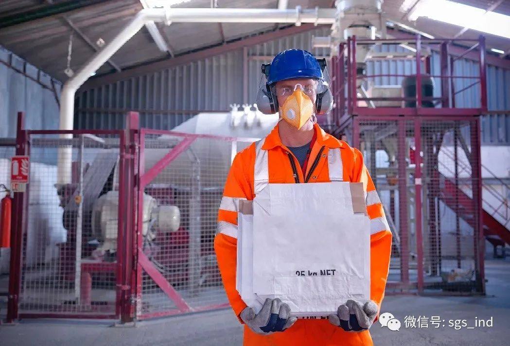 orig worker in protective clothing holding zircon flour bag in mill Getty-475150415.jpg 图片