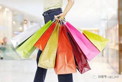 orig woman carrying shopping bags Getty-107428671.jpg 图片